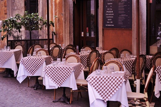 Jouw Bistro Optimaal Beschermd met JW Verzekeringen Bij JW Verzekeringen begrijpen we de passie en toewijding die gepaard gaan met het runnen van een bistro. Of het nu gaat om het creëren van heerlijke gerechten, het bieden van een gastvrije sfeer of het behouden van een onberispelijke service, jouw bistro is een unieke culinaire bestemming die zorgvuldige bescherming verdient. Onze gespecialiseerde diensten in het verzekeren van bistro's zijn ontworpen om aan al jouw unieke behoeften te voldoen. Of je nu een gezellige buurtbistro, een chic gastronomisch etablissement of een trendy fusionrestaurant runt, wij hebben de expertise om je te helpen bij het samenstellen van een verzekeringspakket dat perfect aansluit bij jouw bistro. Van bedrijfsaansprakelijkheid tot dekking voor waardevolle inventaris en van personeelsverzekeringen tot bedrijfsonderbrekingsverzekeringen, wij staan voor je klaar om jouw bistro optimaal te beschermen. Neem vandaag nog contact met ons op voor een persoonlijk adviesgesprek en laat ons je helpen om de toekomst van je bistro veilig te stellen. Jouw Bistro Optimaal Beschermd met JW Verzekeringen